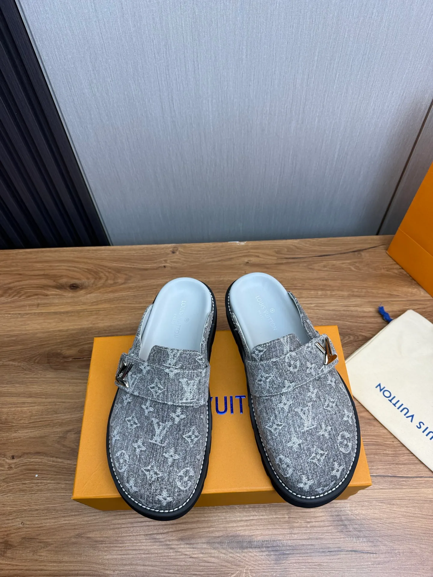 Men's shoes 💰420💰 Lv. hot selling men's slippers 🔥 🩴Official website one to one production 38-45 sizes 45 46 🉑️Customized!
